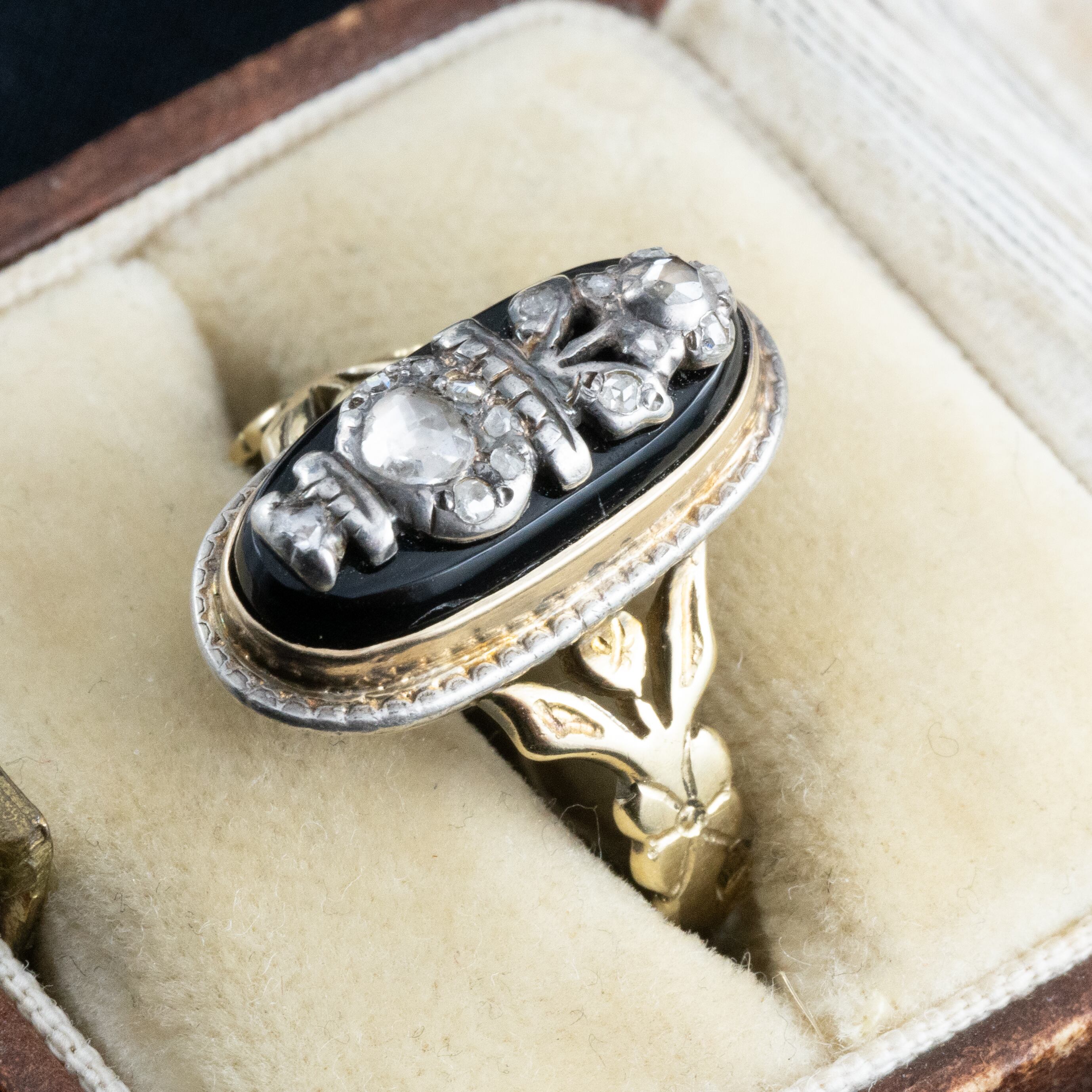 断捨離　アンティーク？　ビンテージ？　指輪　重厚感満載 イギリス アンティーク モーニングリング~時を超えた想いを宿す指輪