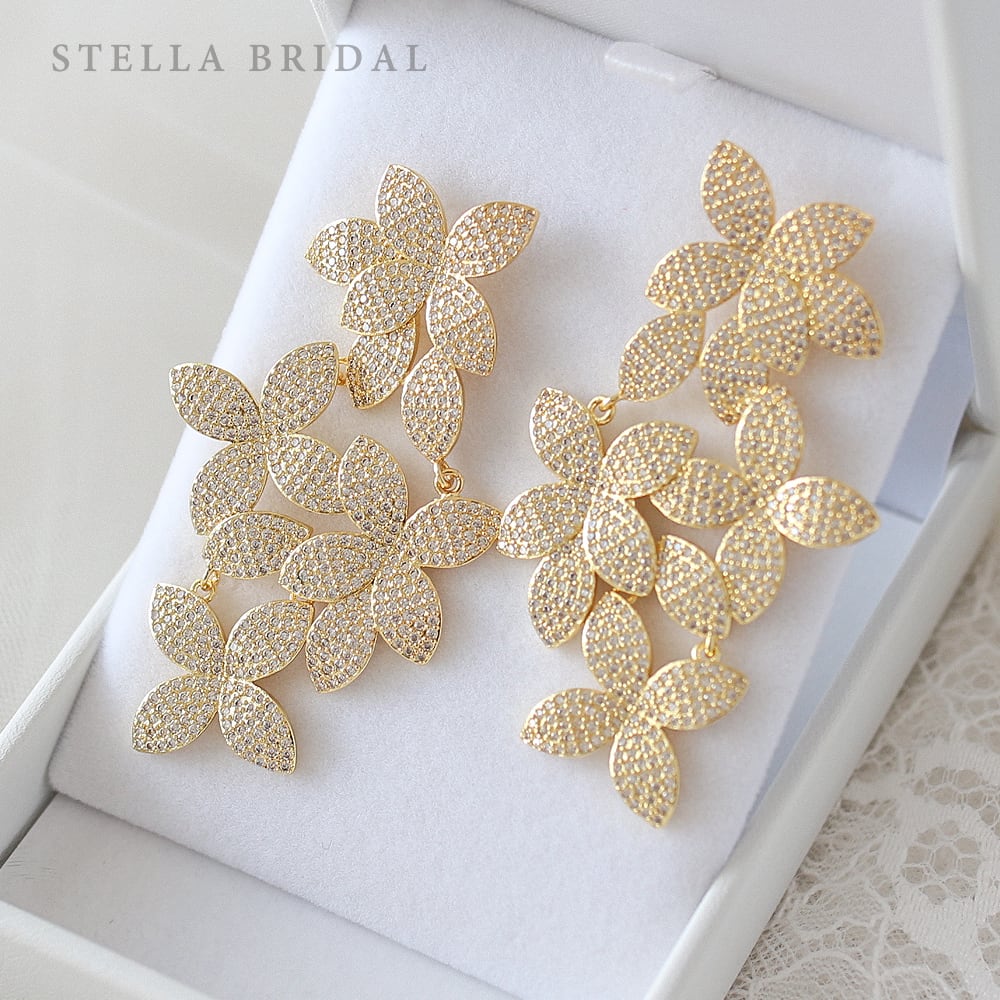 【3/15値下げ】美品 STELLA BRIDAL大ぶり花モチーフピアスゴールド 受注生産品】NY製真鍮フラワーパーツの三連ブライダルピアス