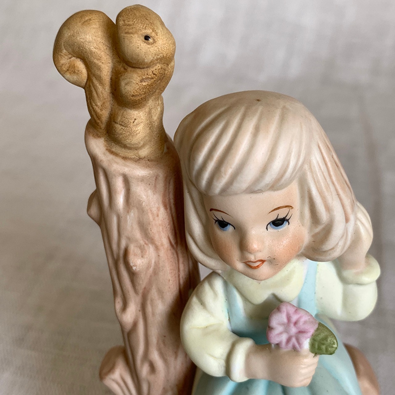 置物　陶器人形　少女とリス パステルカラー 12OTce19