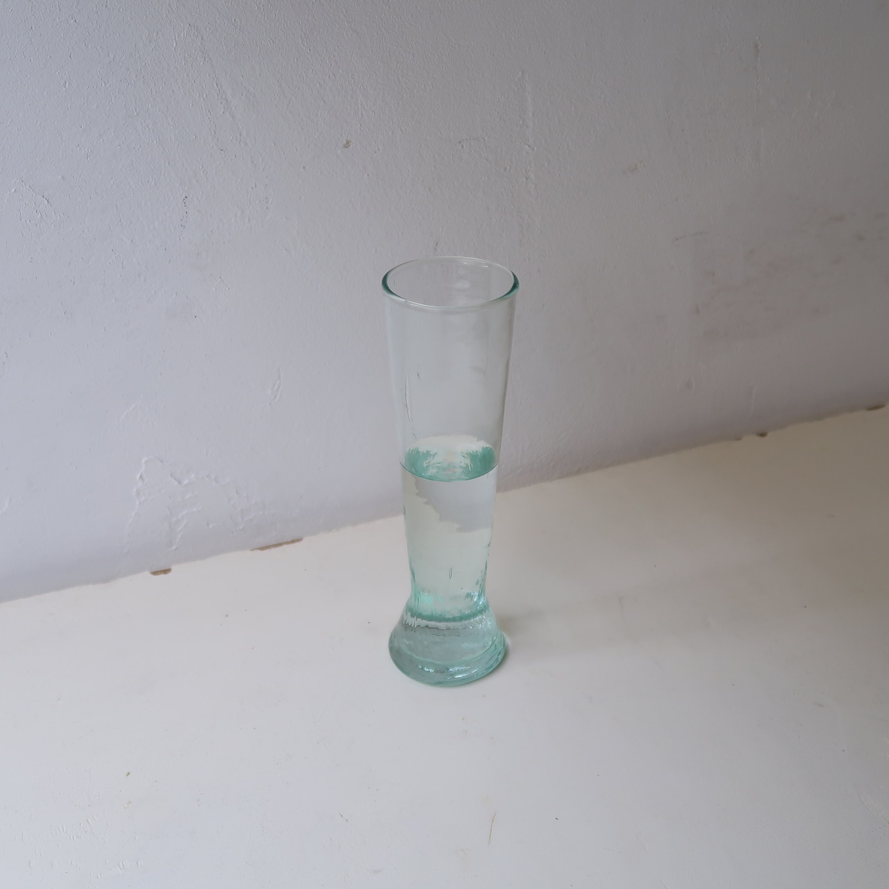 再生ガラスの一輪挿し