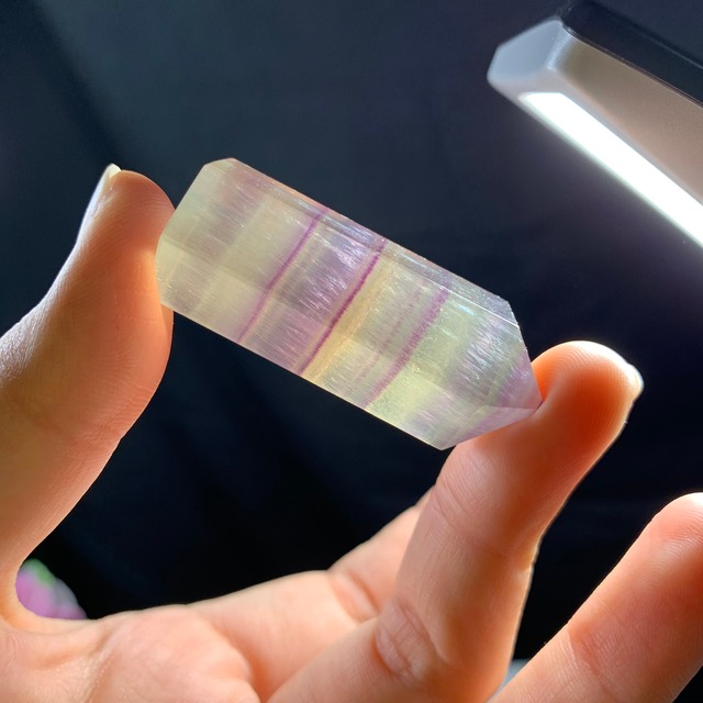 p124 変わった色合いフローライトポイント