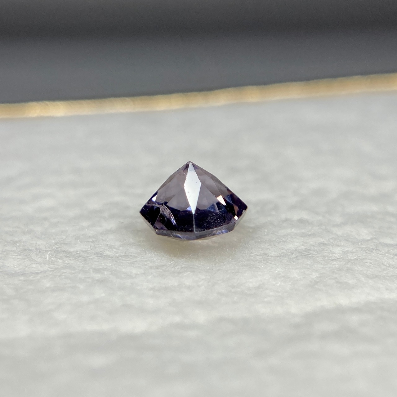お花みたいなスピネル 訳あってお買い得 グレー系 約5.1mm r-0204