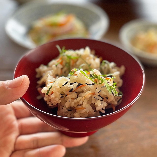 漆塗りのごはん茶碗。軽くて、割れない注目の【 飯椀 】色は２色　①古代朱 ／ ②総黒　作：畠中昭一（現代の名工・伝統工芸士）工房：古代匠（越前漆器）