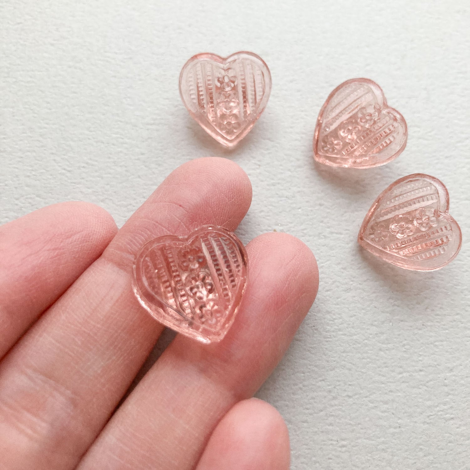 お花模様ハートチェコガラスボタン | Dua-アクセサリーパーツショップ