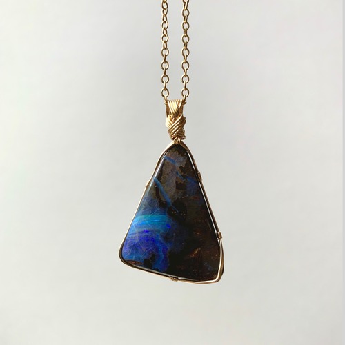ボルダーオパール　女神巻きペンダントトップ　Boulder opal pendant