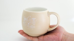 暮らしと珈琲のスタッキングマグ（かわいいテイストの焙煎機の街）マットベージュ