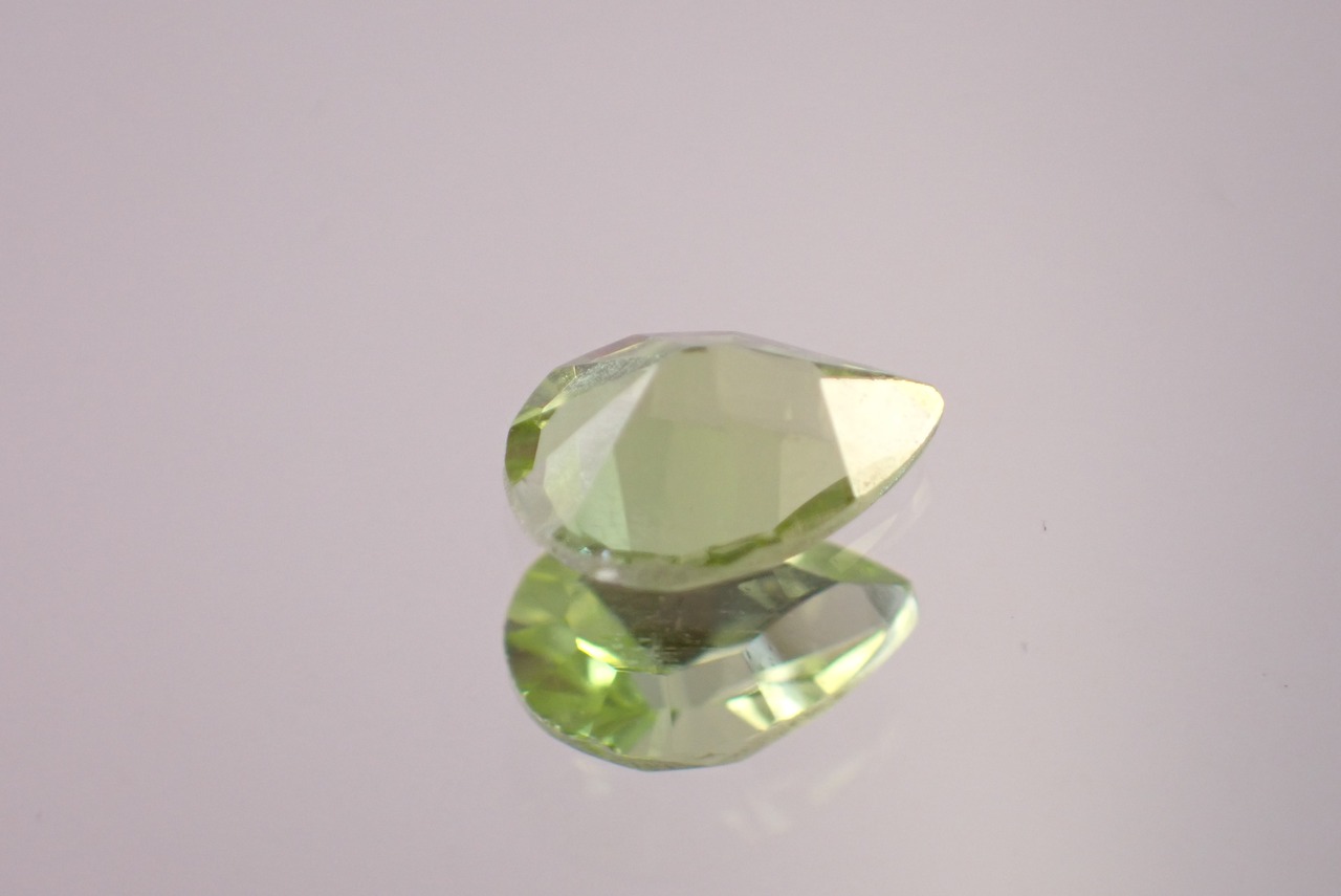ペリドット(コンケーブカット)　0.66ct　[D2-347]