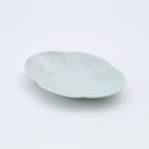 白磁見込み魚紋彫　5寸木瓜型皿