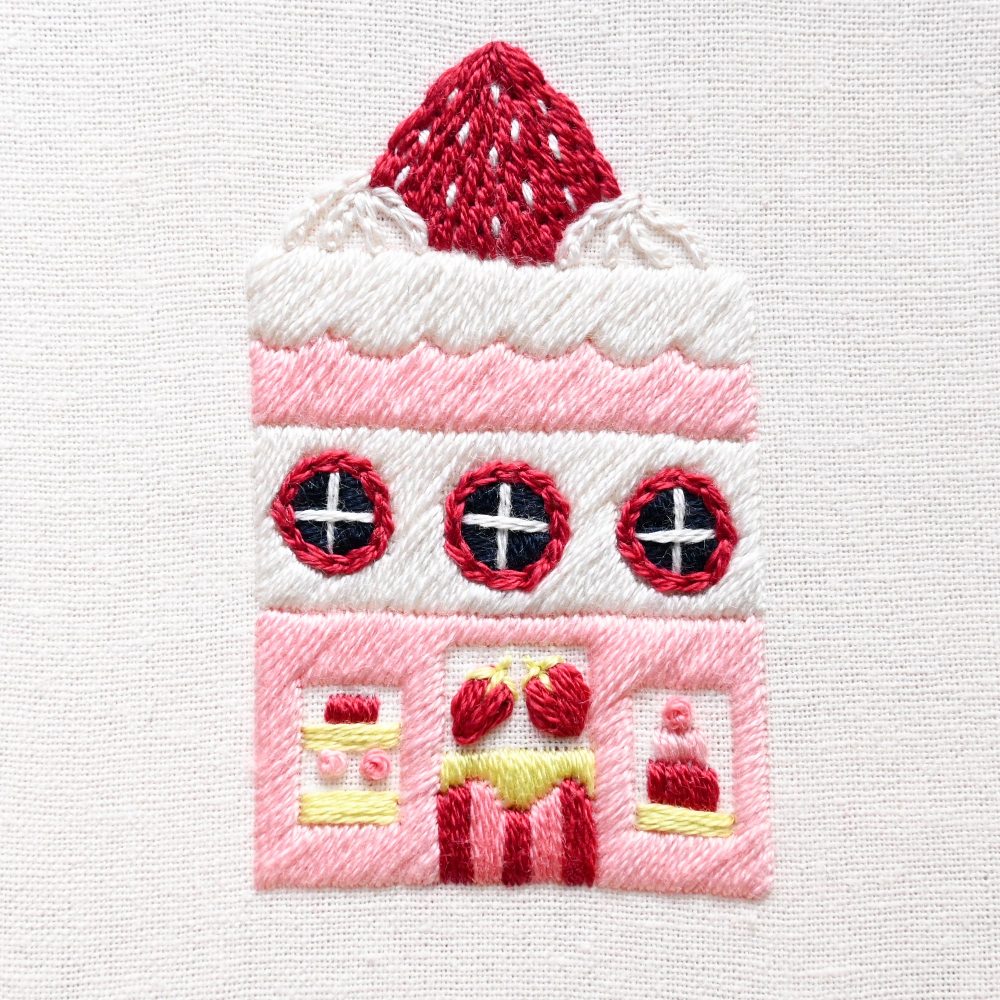 【新作】刺繍キット いちごの都より「ショートケーキ専門店」《空想街雑貨店》