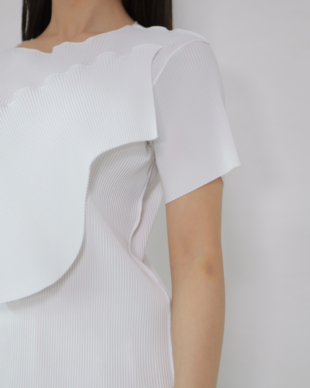 kotoha yokozawa - TODO WAVE TOP *SHORT SLEEVE ：All White｜波打つプリーツ／ラフなデコレーション