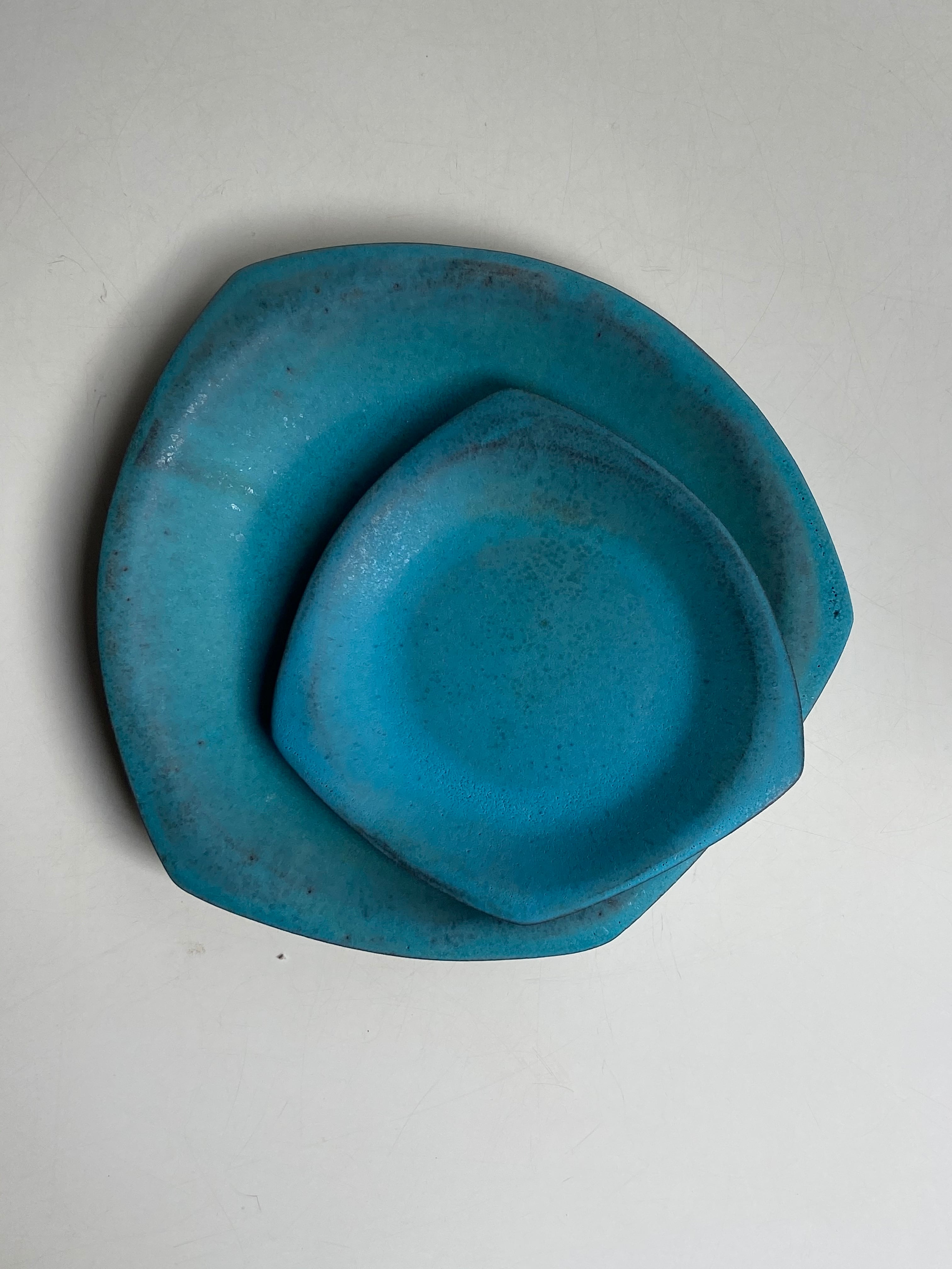 ターコイズブルーランチプレート（大） / レンジ・食洗機可 / wb-7　和食器 大皿 モダン 個性的 変形 珍しい デザイン スタイリッシュ 窯元 ブランド パーティ カフェ  ターコイズ  ブルー 青 お皿 おしゃれ  カレー皿  パスタ皿 ギフト  お祝い  おうちカフェ