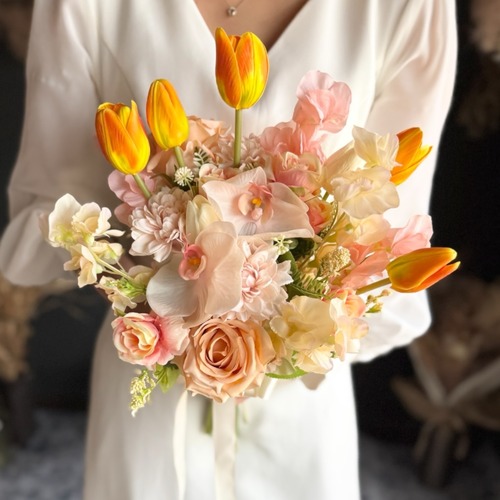 オレンジチューリップ×胡蝶蘭クラッチブーケ☆
