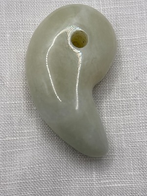 糸魚川翡翠　〜勾玉〜　透過度抜群　　　（IMー0020）