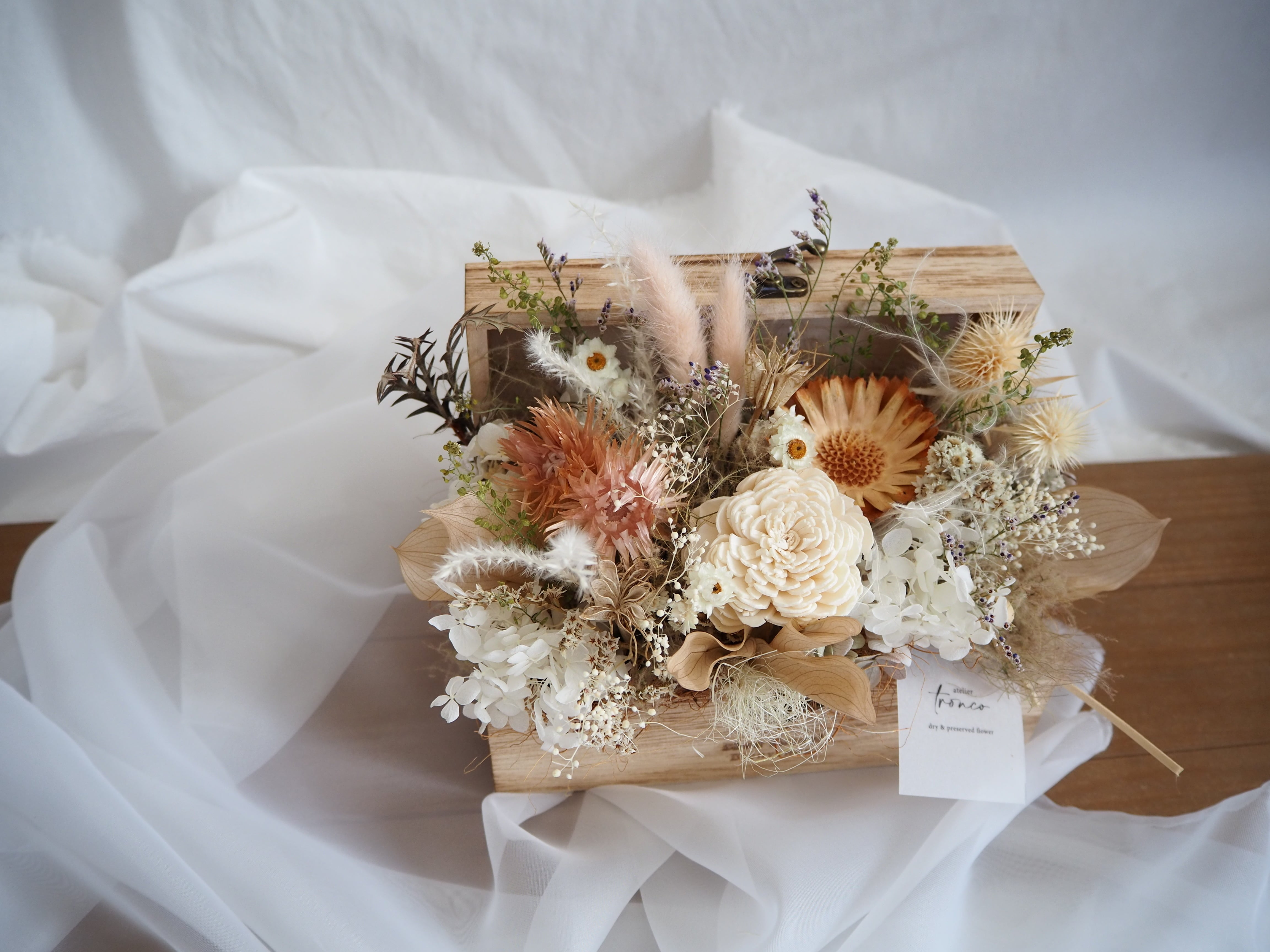 アンニュイ ラテカラーなドライフラワーアレンジ box arrangement