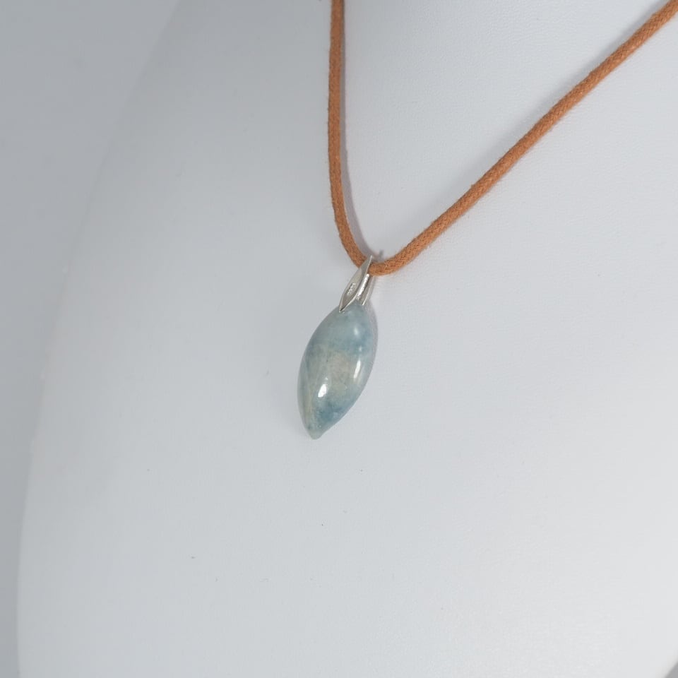 糸魚川翡翠 コン沢 青翡翠 リーフペンダントトップ 3.0g pale