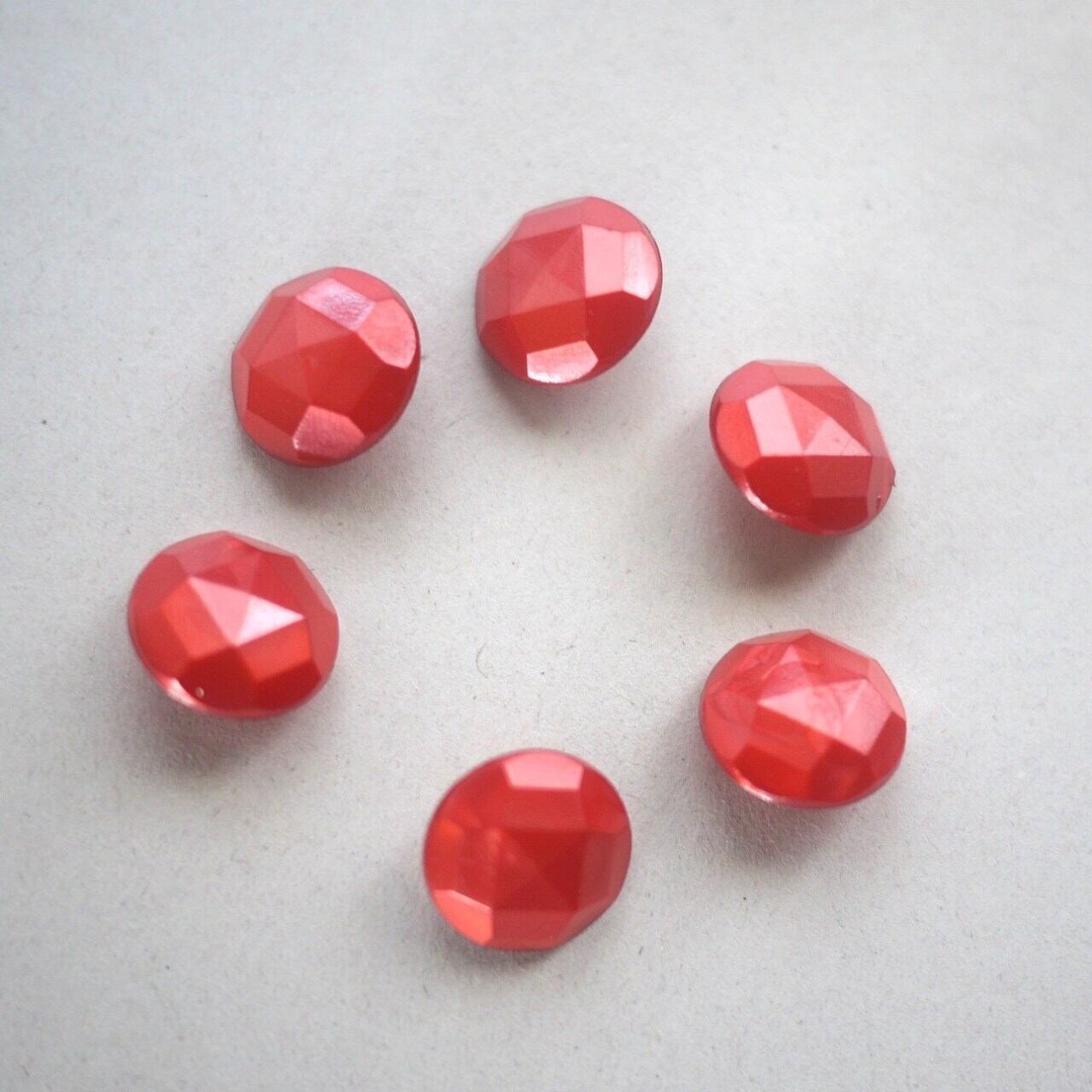 プラスチックボタン6pセット 赤 角球 Φ1・5 ドイツ