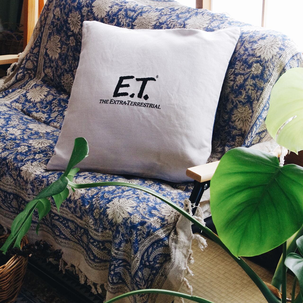 E.T. Cushion cover Holding a flowerpot