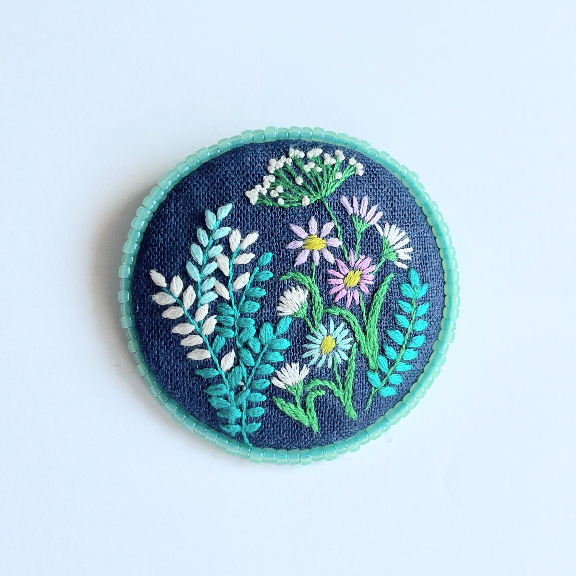 ビーズで飾った草花の刺繍ブローチ【botanical】#298 | j.couture