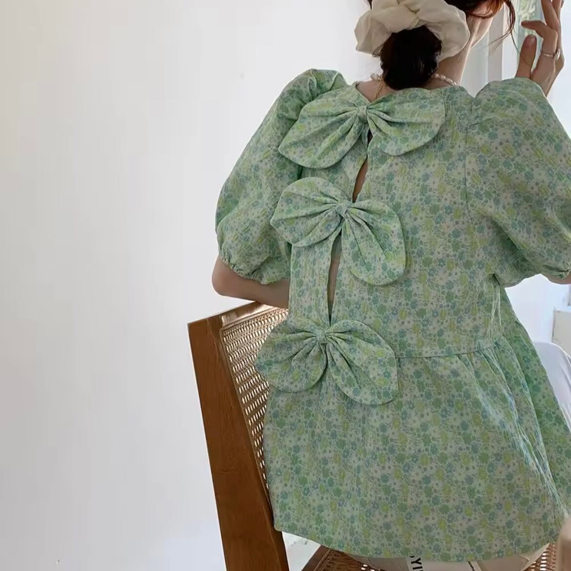 パフスリーブバックリボンブラウス