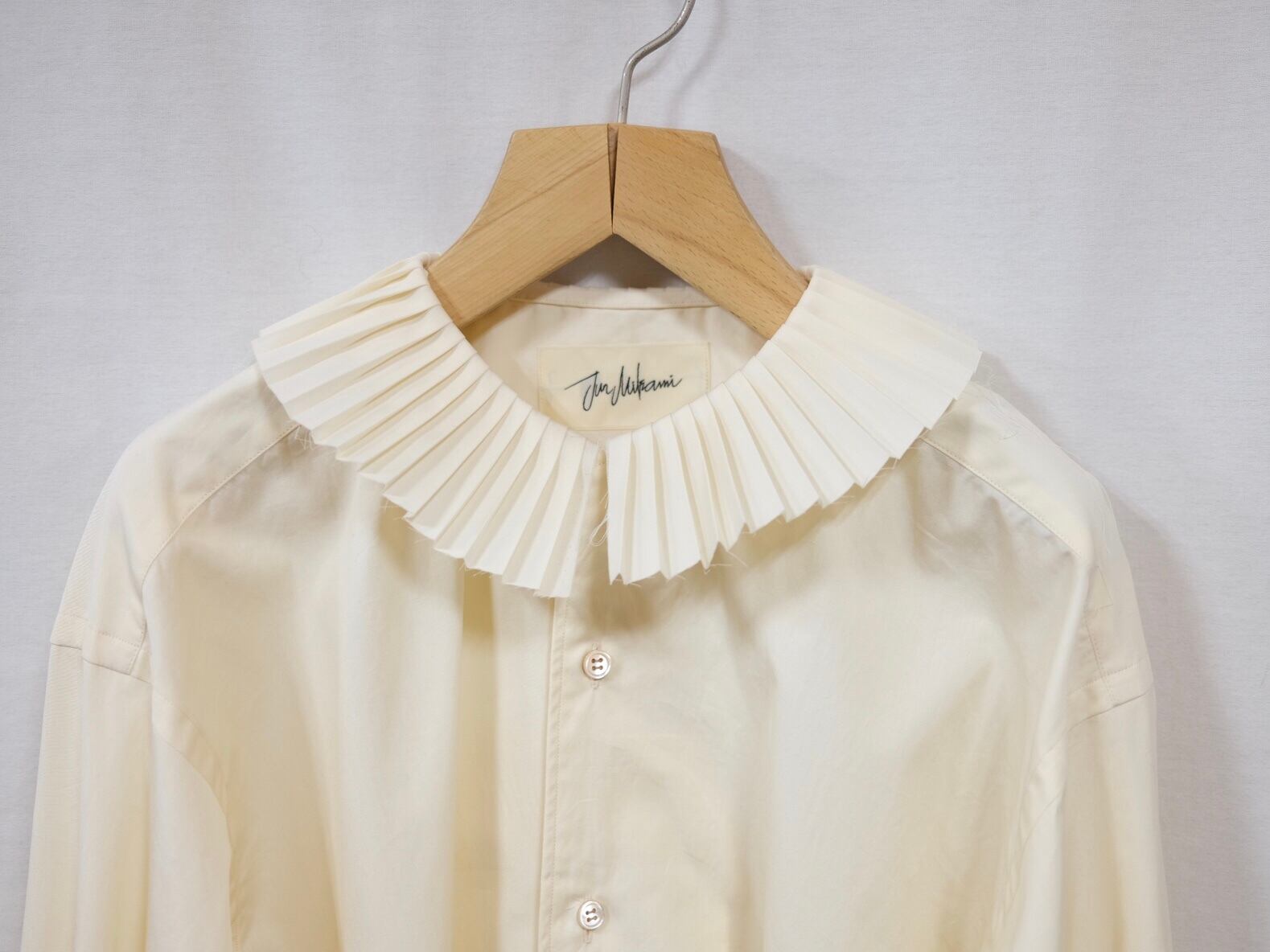 JUN MIKAMI “プリーツカラーシャツ” Cream | Lapel online store