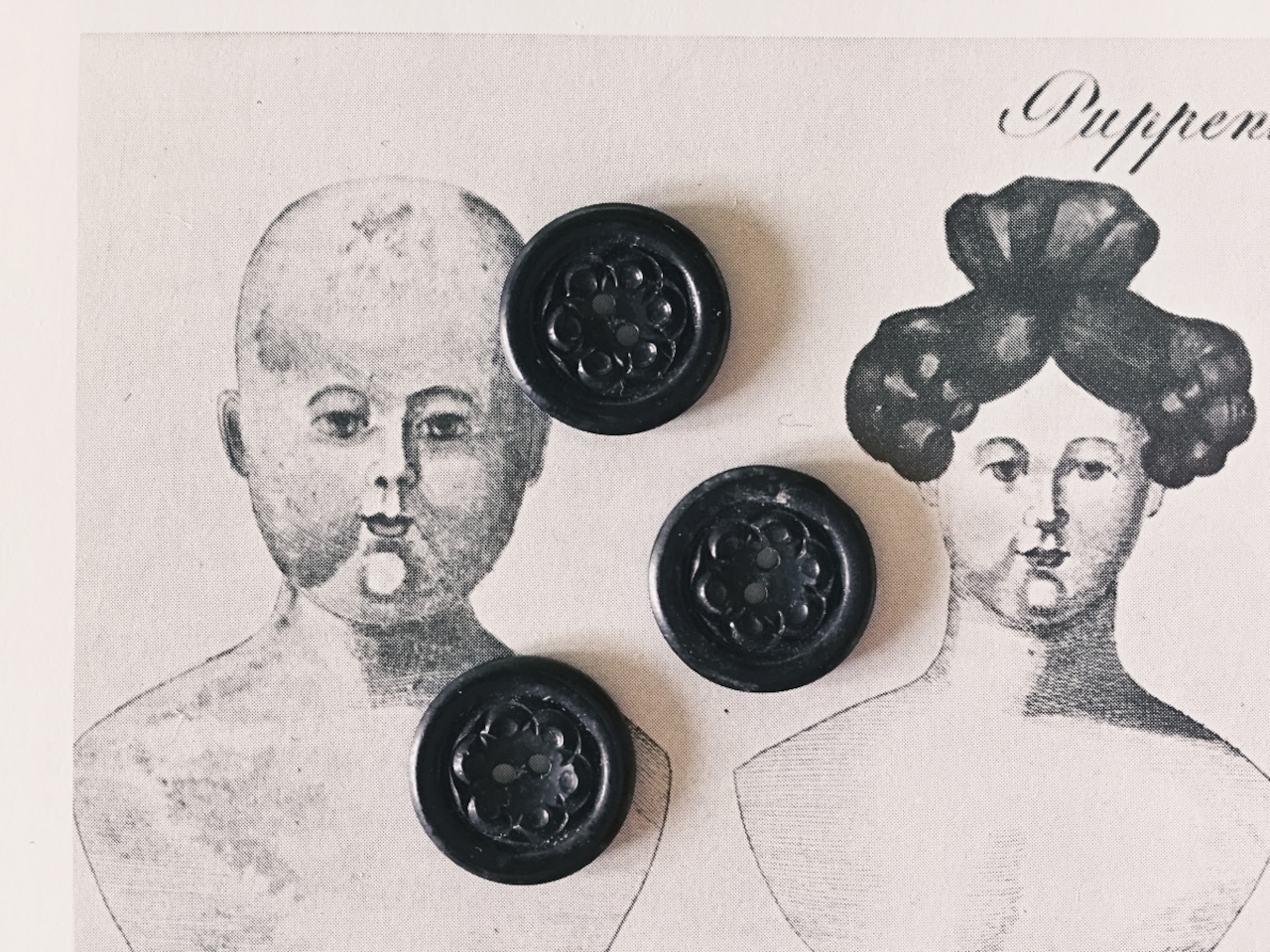 フランス 1900s 幾何学の黒花とgalalithe製ボタンセットd アンティーク