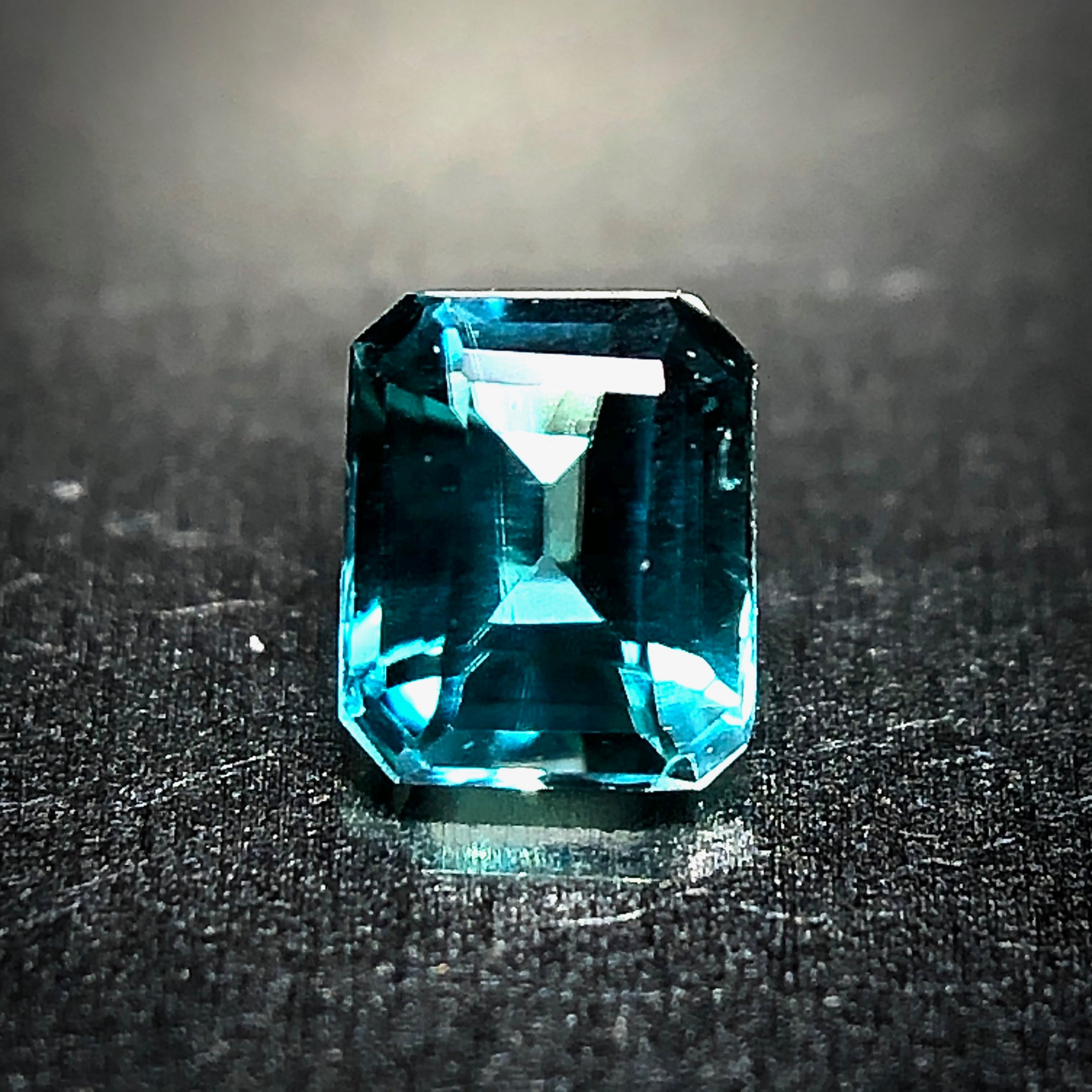 唯一無二の青色 0.09ct 希少石 天然 グランディディエライト | Frederick’s Gems&Jewelry powered by BASE