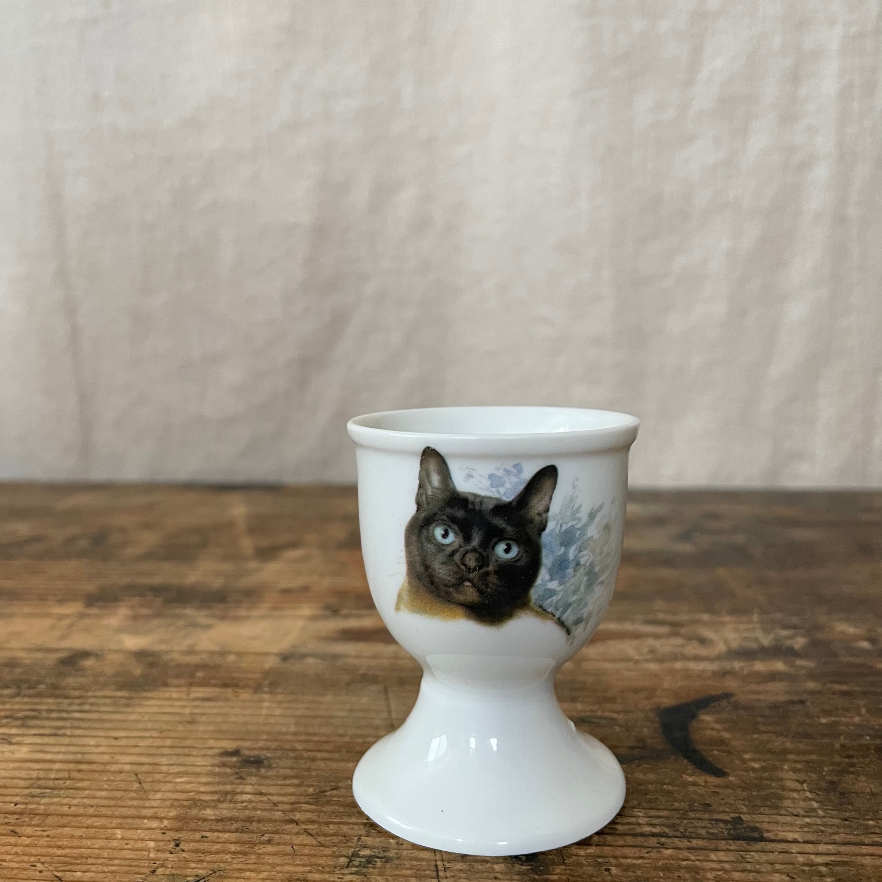 真顔のネコのエッグスタンド