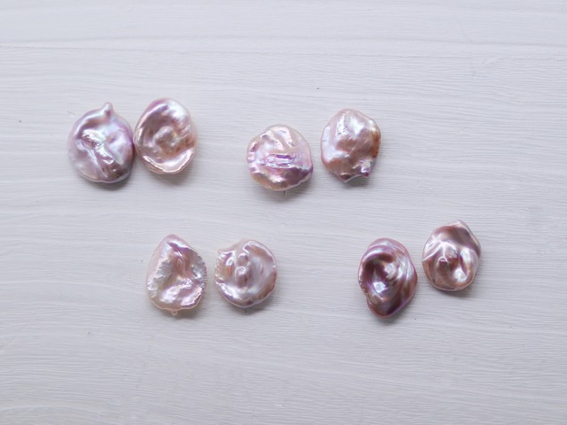 baroque pearl button (ss/pink) accessory