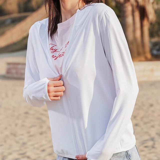 指穴付き UVカット レディース トップス パーカー 上着 羽織 前開き 長袖 フード ジップアップ ファスナー ポケット かわいい 大人可愛い きれいめ シンプル カジュアル 上品 おしゃれ こなれ感 スポーティー 抜け感 ベーシック 春 夏 秋 ママ 学生 学校 通学 お出かけ アウトドア キャンプ 海 ビーチ 公園 女子会 休日 重ね着 普段使い 着回し レイヤード 定番 日焼け止め 紫外線対策 S M L XL 2XL 大きいサイズ ゆったり 白 ホワイト グレー ピンク ブルー パープル