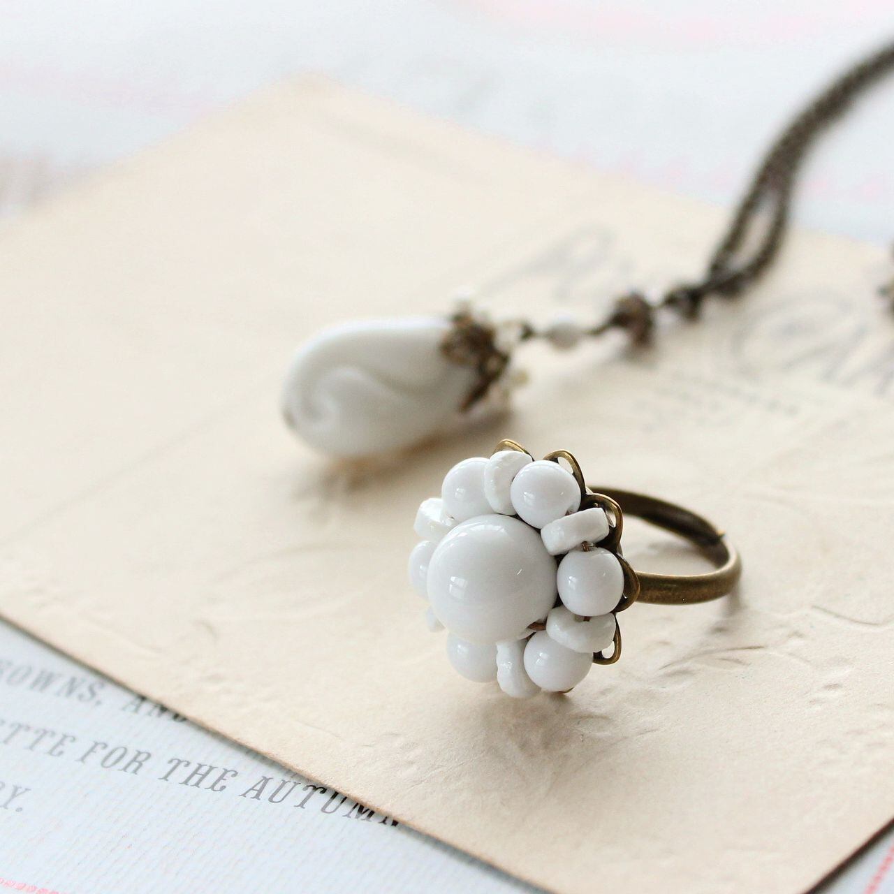 ミリアムハスケルのビーズ《ホワイトガーデン・シリーズ》白いお花の