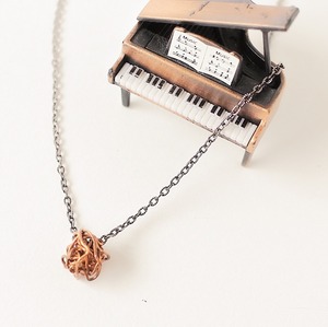 アンティークピアノ弦のワイヤーボールペンダント  P-061 Piano strings ball necklace (antique)