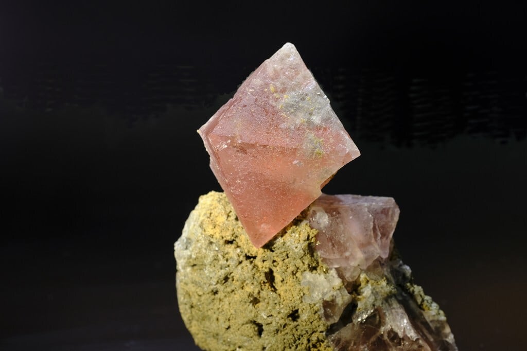 ピンク蛍石 Huanggang Fe-Sn deposit 母岩付き