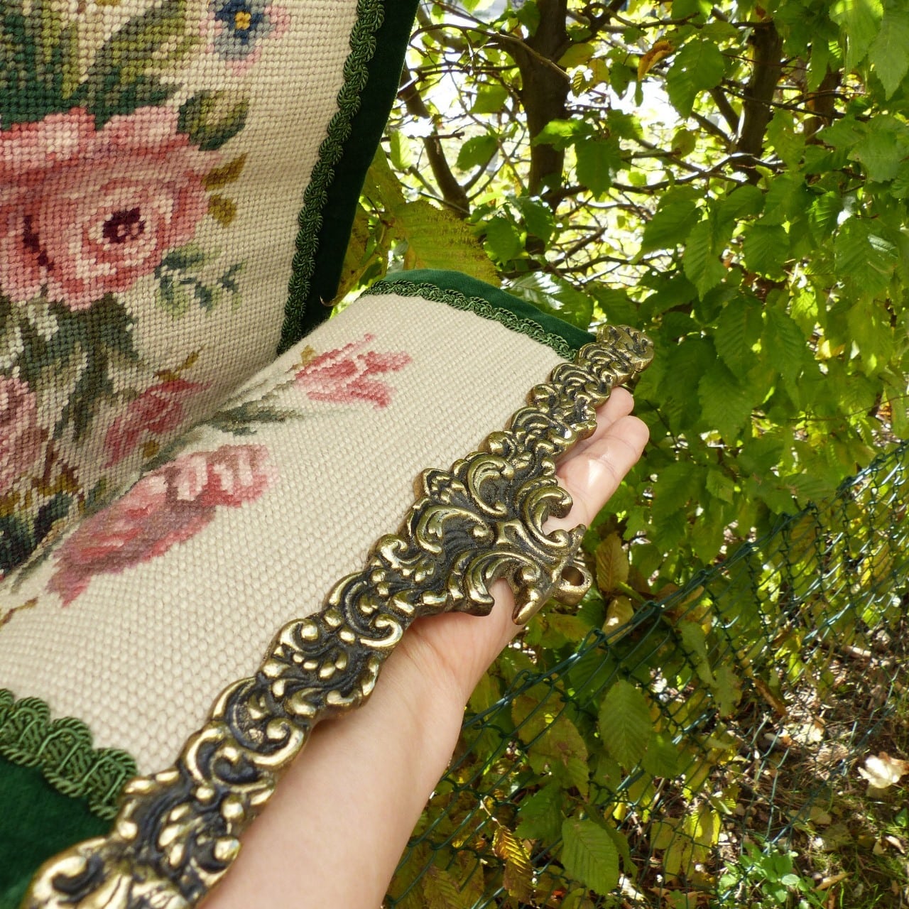 刺繍のタペストリー ベルプル ミディポワン ニードルポイント | こりす