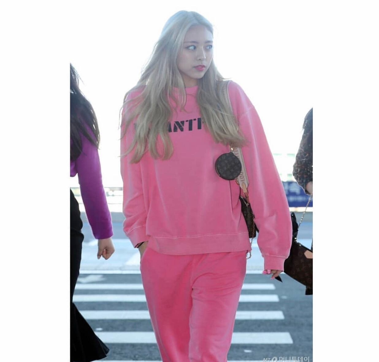 ☆ITZY他多着用大人気INSTANTFUNKピンクパーカー☆ | Style of Korea ☆ITZY他多着用大人気INSTANTFUNKピンクパーカー☆ | Style of Korea