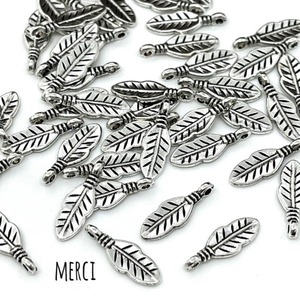 【4個】ミニミニフェザーペンダントチャーム/アクセサリーパーツ/羽根