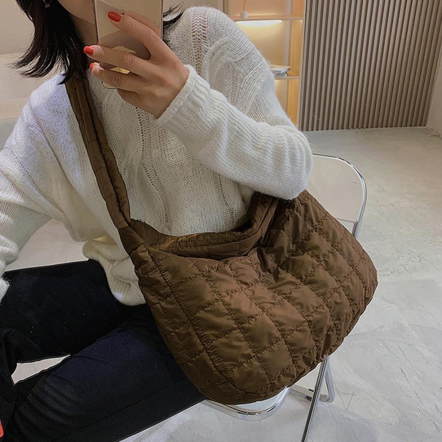 バッグ ショルダーバッグ レディース ふかふか キルティング ショルダー 5色 ダウン風 ショルダーバッグ キルト 斜めかけ 肩掛け カバン 鞄 ふわふわ 素材 可愛い カワイイ かわいい 韓国 大人 大人女子 おとな 大人可愛い 女っぽ キュート アクティブ 骨格 大きめバッグ カジュアル ジップ ジッパー 休日 女子会 デート 通勤 通学 かっこいい カッコイイ クール リラックス リラクシー ラグジュアリー 送料無料 旅行 お散歩 ママコーデ コーデ コーディネート 楽ちん 色違い ゆったり