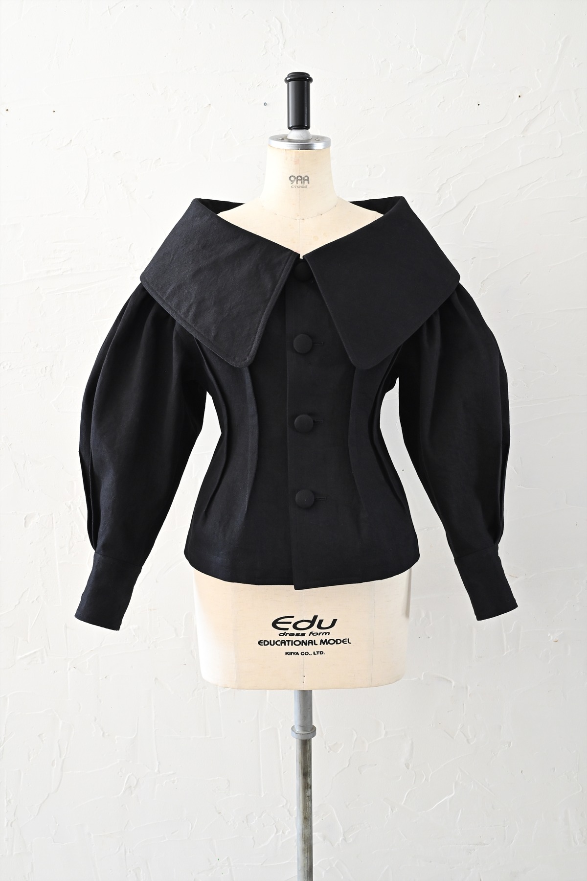 BLACK DENIM OFF SHOULDER JACKET（ブラックデニムオフショルダー 