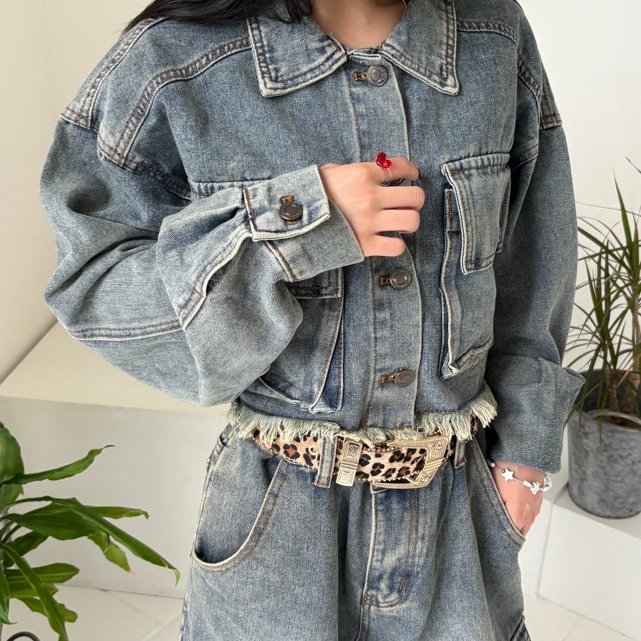 【国内配送】Cropped Fringed Raw Hem Denim Jacket_LN03507