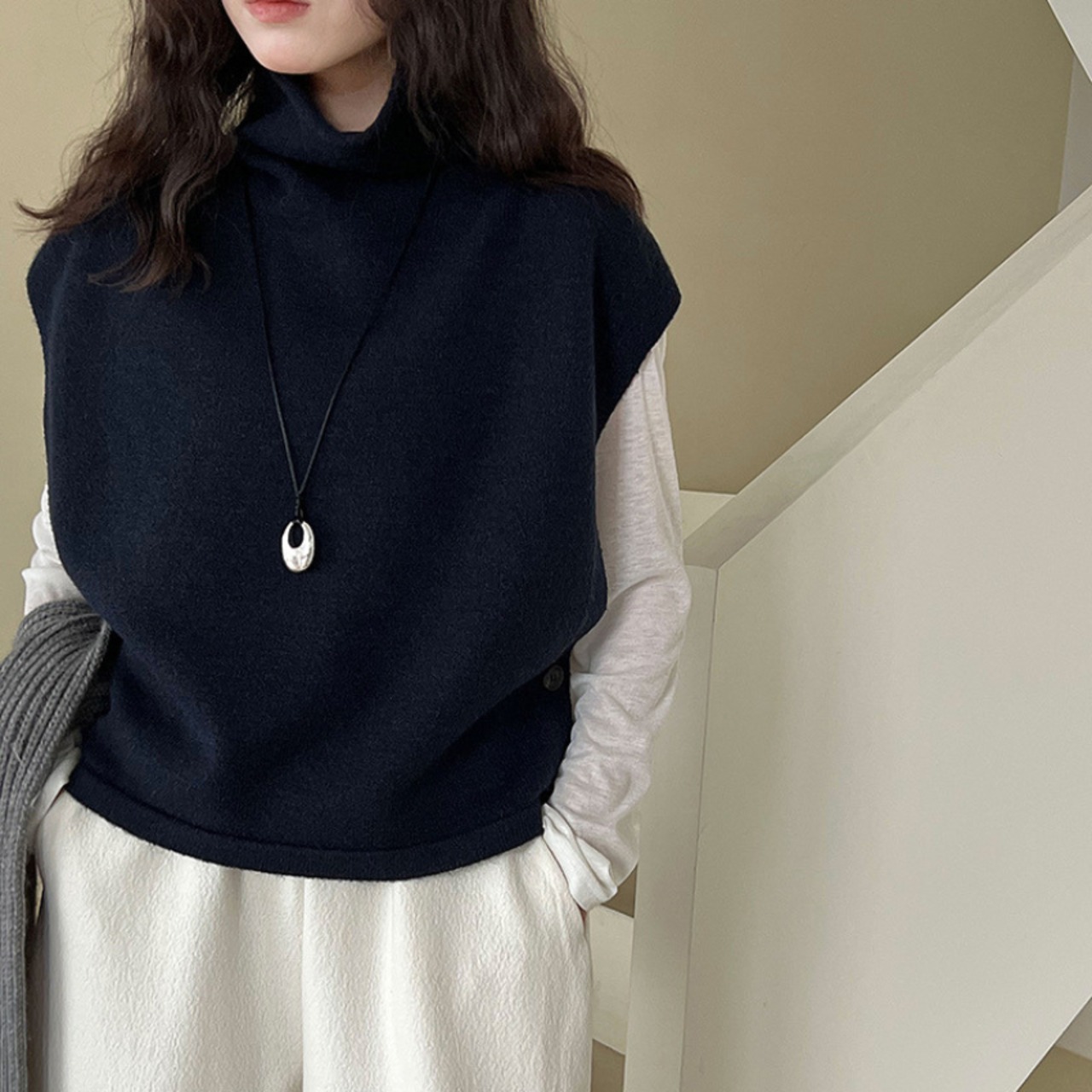 high-neck knit vest J00141