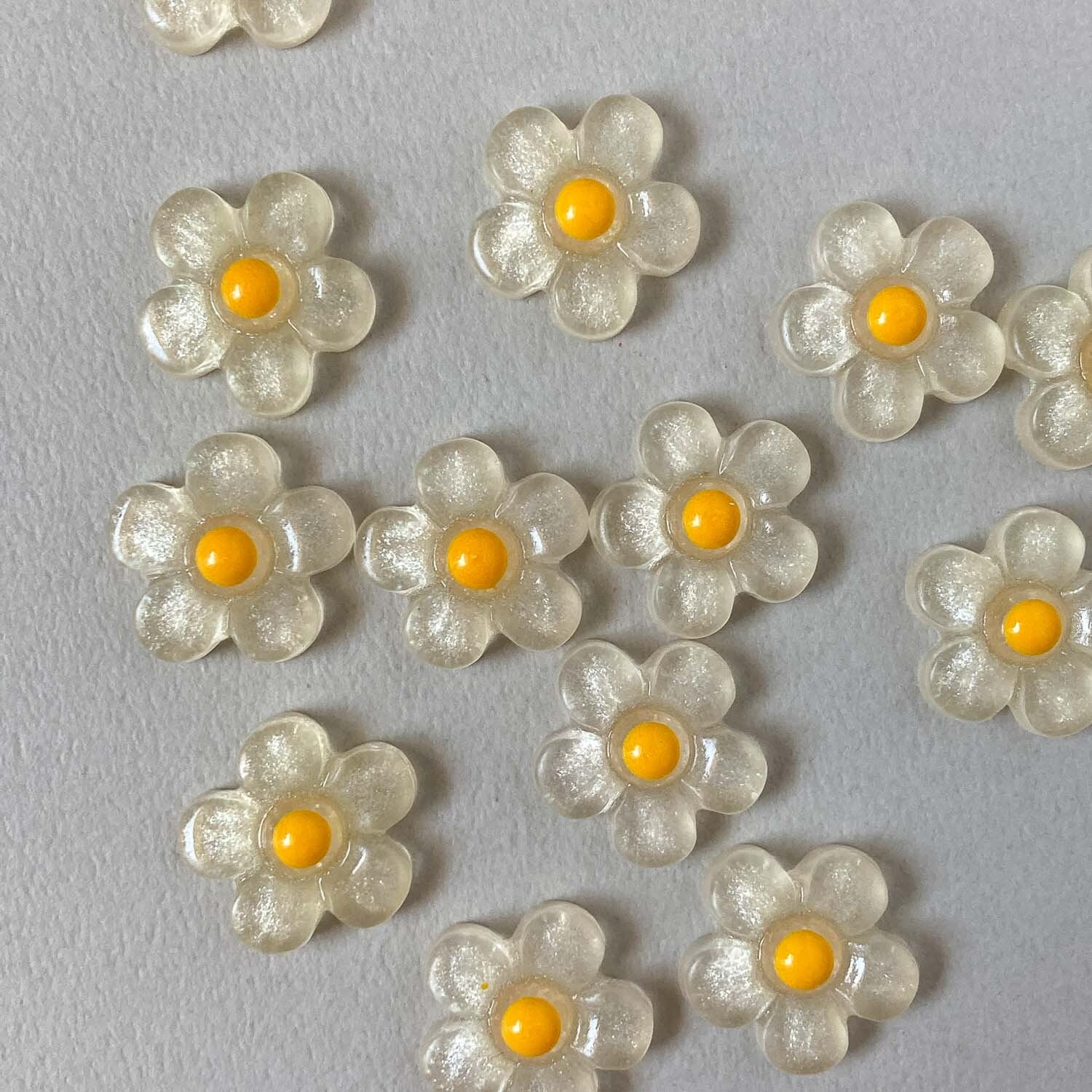 ラメ白花のデコパーツ(18mm)