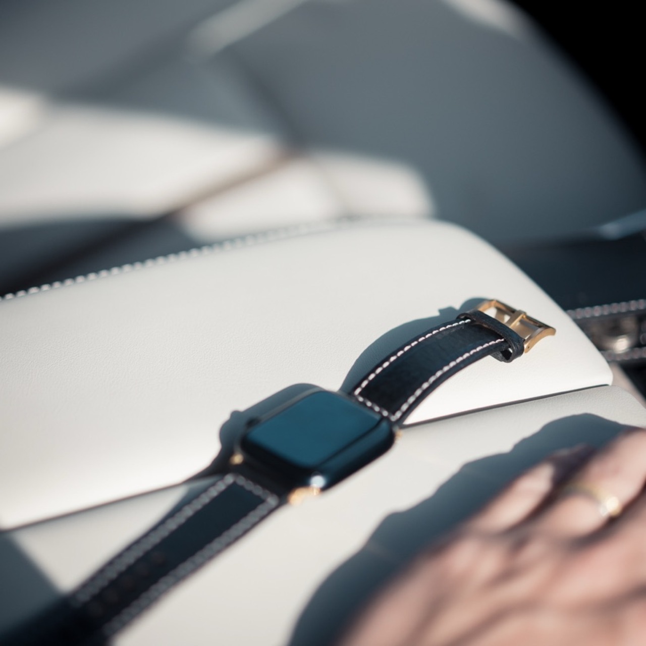 AppleWatch用レザーバンド【黒】- Luxe[リュクス]