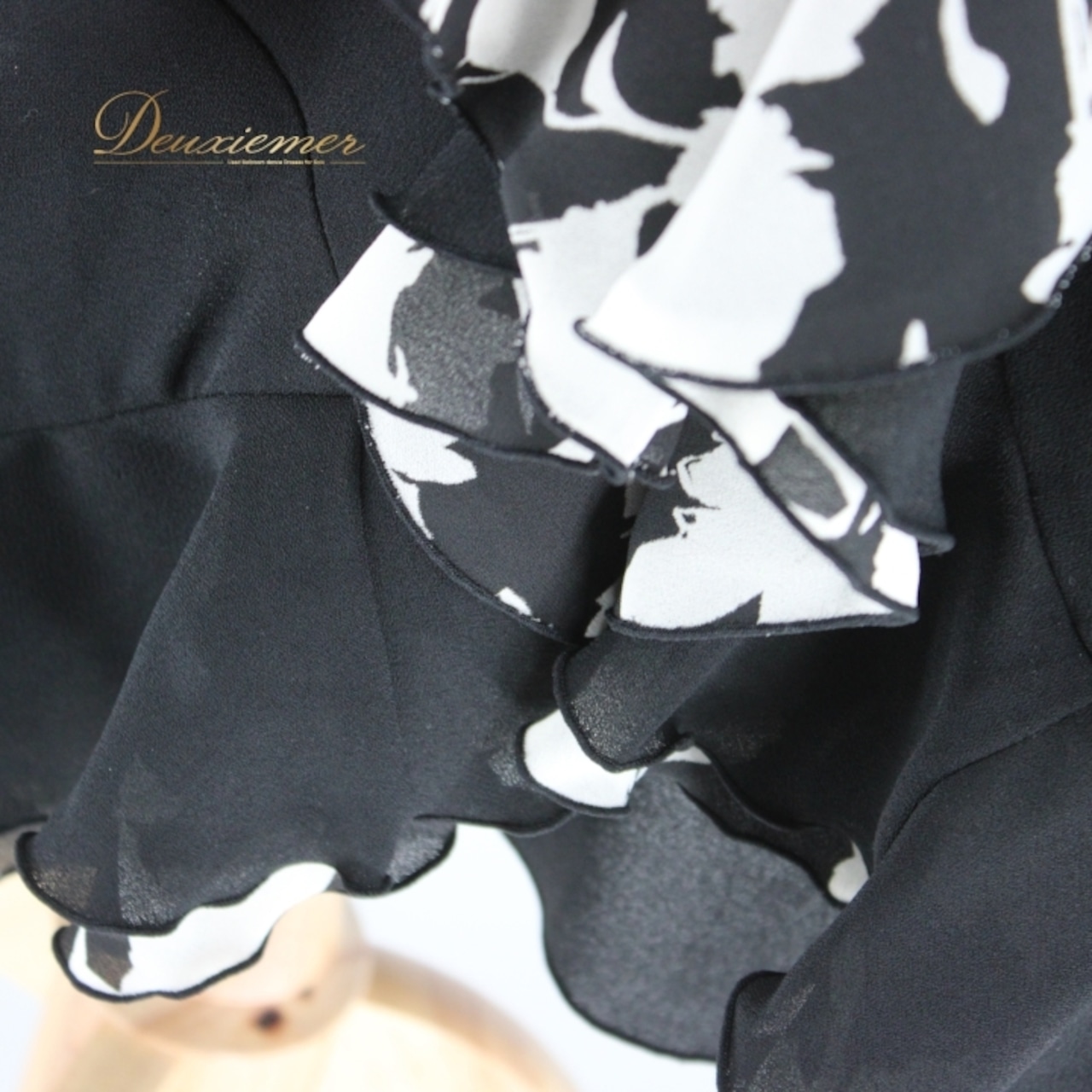 社交ダンス 衣装 スタンダード スカート レッスンウェア オールシーズン 黒 COPIA ブラック系 白 ホワイト系 練習着 かわいい バイカラー ロングスカート フレアスカート ダンスウェア おしゃれ スポーツウェア モダン社交ダンス 洗濯可能 伸縮性有り ストレッチ素材 練習用スカート ファスナー付き スカート丈69cm ウエスト32.5cm 大人用 ブラックホワイト バイカラーコーデ 上品 可愛い ダンス衣装