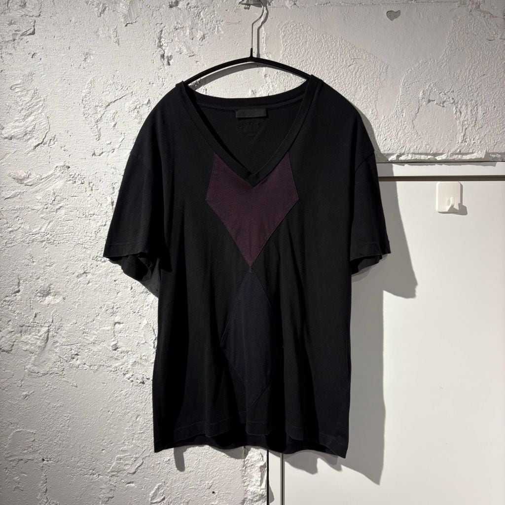 PRADA 黒 Vネック Tシャツ トップス ファッション 【公式通販】