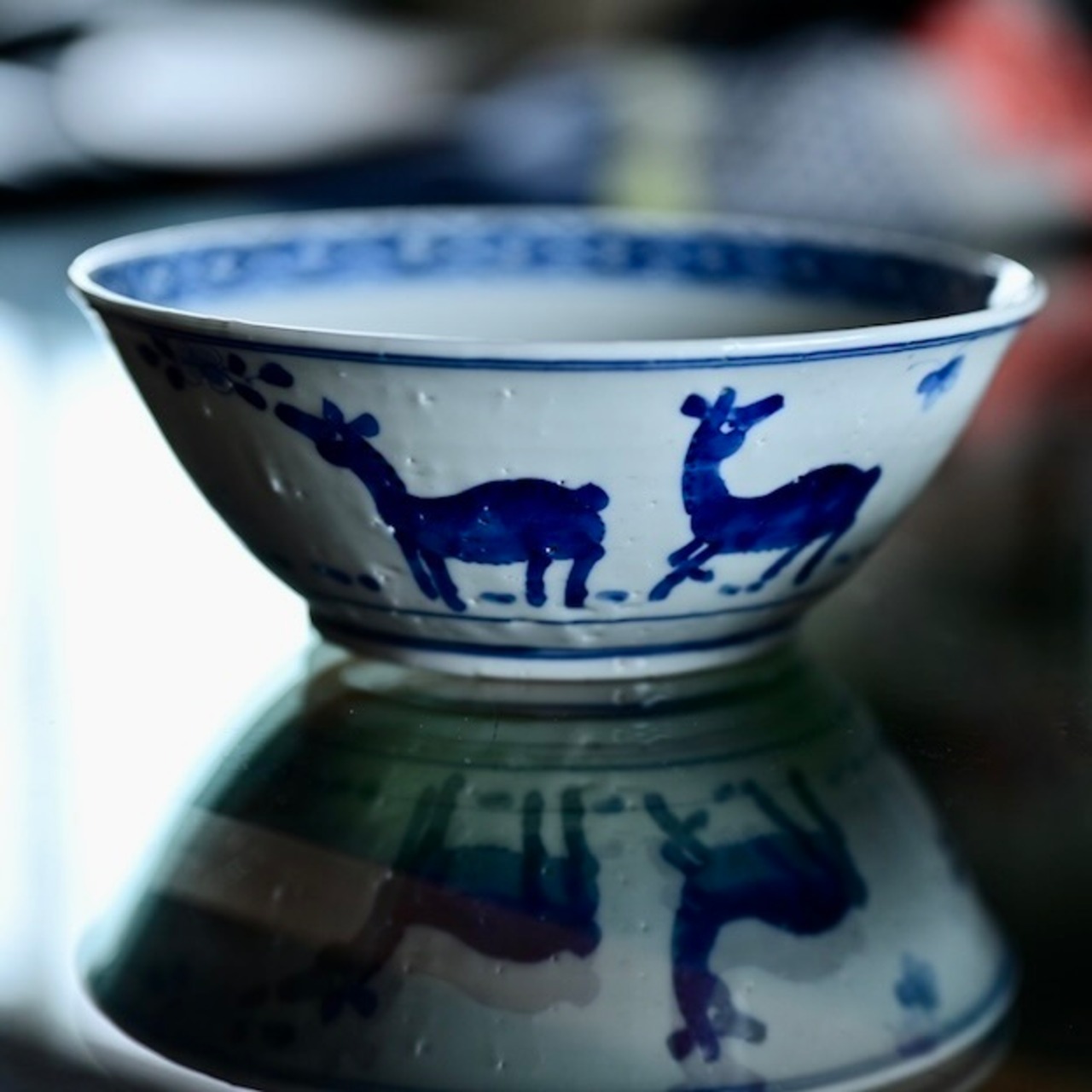 吉岡将弐　【蔵出し市】No.16 染付鹿に花紋の平鉢 / Syoji Yoshioka –  Deer and Floral Motif Flat Bowl　［2104130011559］