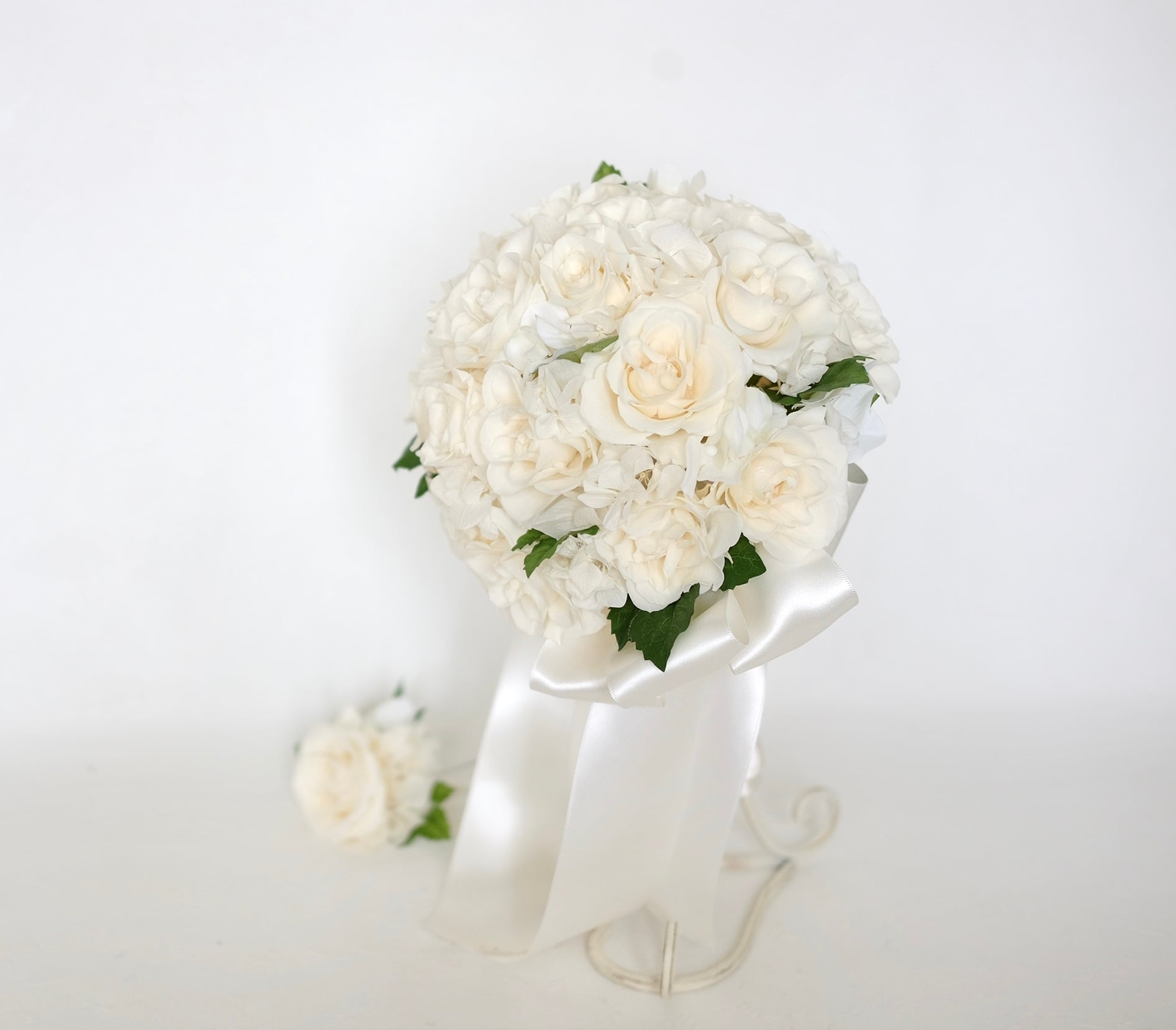 ケース付き】プリザ白バララウンドブーケ | ブライダルフラワー専門店