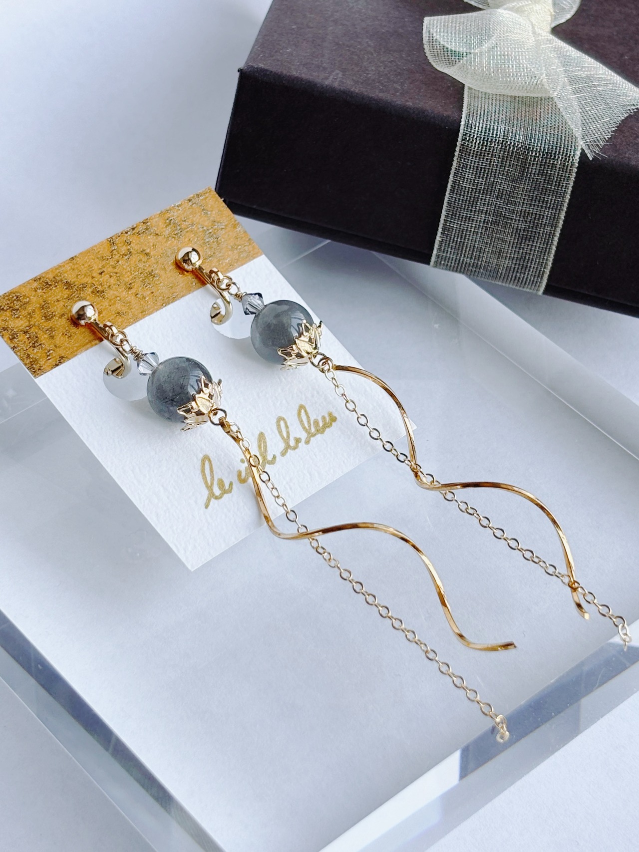 大粒天然石と螺旋のイヤリング ラブラドライト ゴールド