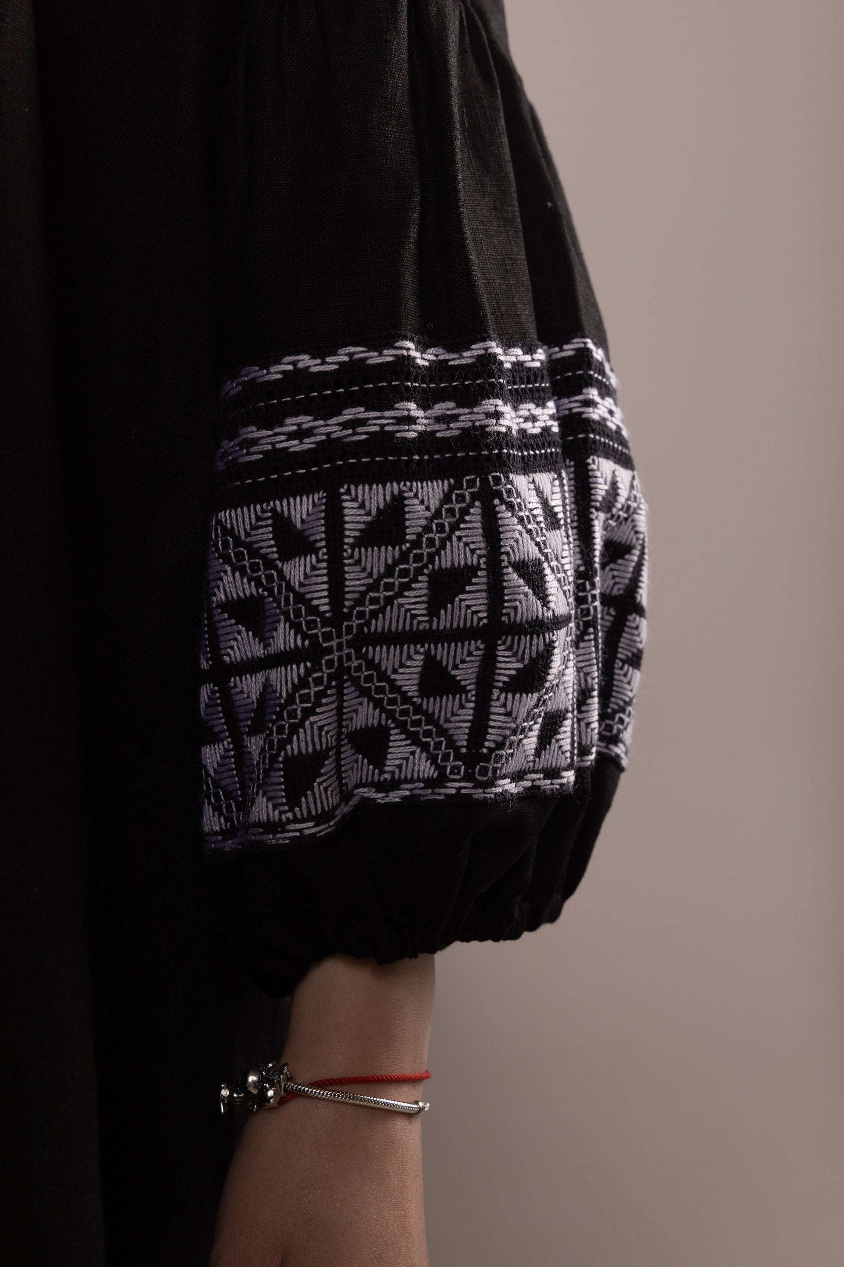 ウクライナ刺繍ヴィシヴァンカ 手刺繍 シルク糸 レディース