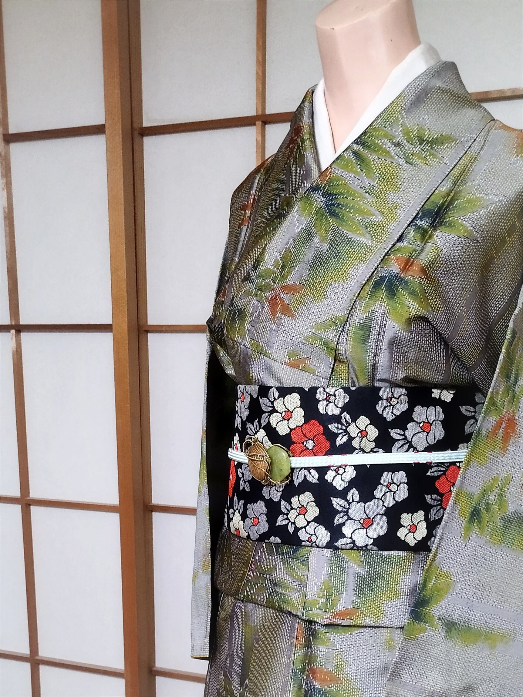 正絹・大島紬の着物　　　　新品未使用の美品　しつけ糸付き　軽やかで楽な着心地です