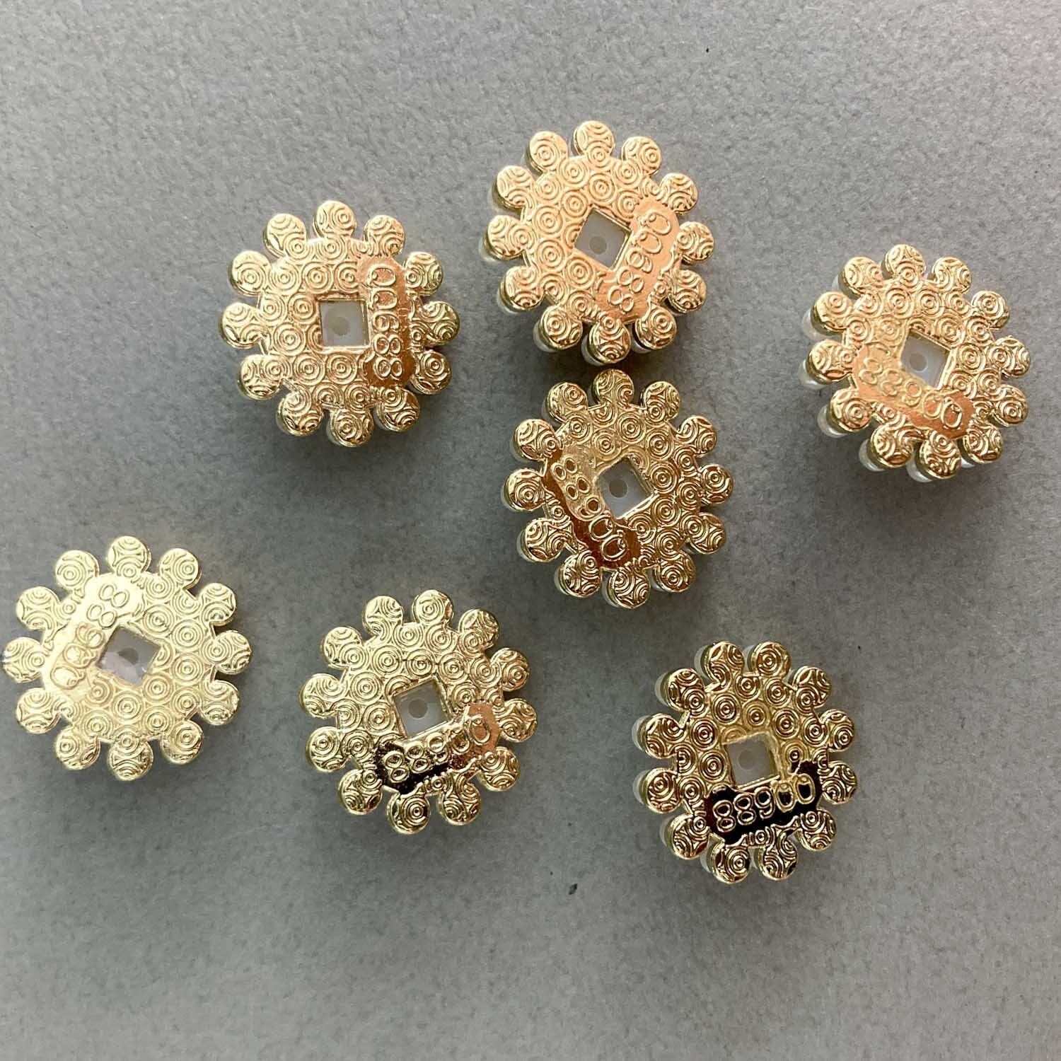 再入荷〉つぶつぶパール縁のラウンドパールお花カボション | Dua