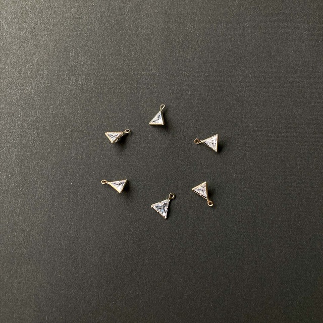 ゴールドフレームの三角ビジューチャーム